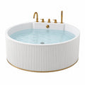 Baignoire îlot ronde diamètre 120 cm en acrylique blanc et doré avec robinetterie sur plage